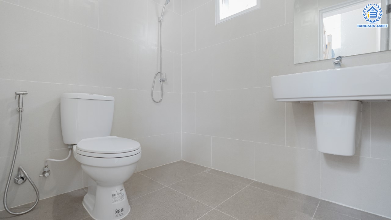 บ้านมือสองตกแต่งใหม่ ม.พฤกษาวิลเลจ10 พระราม5-บางใหญ่ เนื้อที่ 51 ตร.ว. ตอบโจทย์ทุกการอยู่อาศัย ฟังก์ชัน 3 ห้องนอน 2 ห้องน้ำ 2 ที่จอดรถ บรรยากาศเป็นส่วนตัว บนทำเลศักยภาพ เชื่อมต่อถนนกาญจนาภิเษก ใกล้เซ็นทรัลเวสต์เกต ทางด่วน และรถไฟฟ้า "สถานีตลาดบางใหญ่"